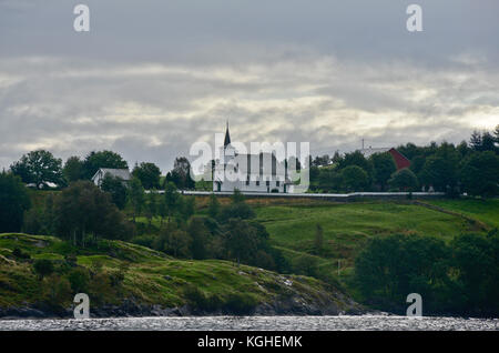 Kirche allein in Sognjefjorden, Norwegen Stockfoto