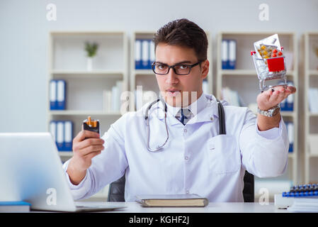 Männlicher Arzt in anti-Rauchen conceptwithcigarette Pack Stockfoto