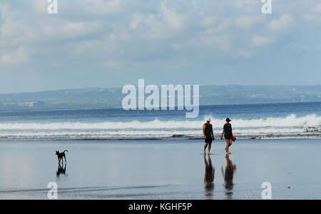 Spaziergang am frühen Morgen am Strand von Kuta, Bali. Stockfoto