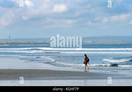 Spaziergang am frühen Morgen am Strand von Kuta, Bali. Stockfoto