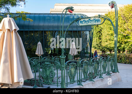 Hector Guimard artwork im Pavillon Cafe an der Nationalgalerie Sculpture Garden in Washington, DC, Vereinigte Staaten von Amerika, USA. Stockfoto