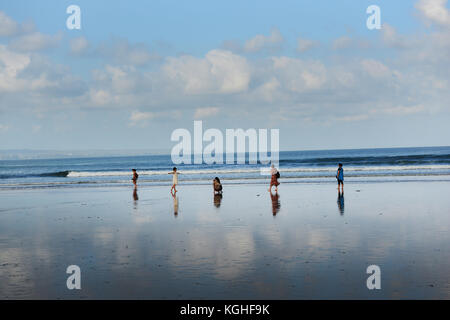 Früh morgens am Strand von Kuta und Seminyak Beach in Bali. Stockfoto