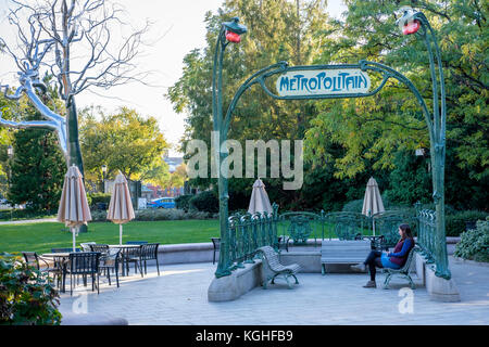 Hector Guimard artwork im Pavillon Cafe an der Nationalgalerie Sculpture Garden in Washington, DC, Vereinigte Staaten von Amerika, USA. Stockfoto