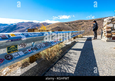 Sticklers aus der ganzen Welt schmücken die Geländer am Mono Lake Vista Point entlang Kalifornien Highway 395 im östlichen Berge der Sierra Nevada. Stockfoto