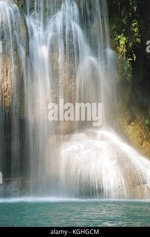 Details der schönen Wasserfall, Erawan Wasserfall ist berühmten Wasserfall in den Erawan Nationalpark, Provinz Kanchanaburi, Thailand. Stockfoto