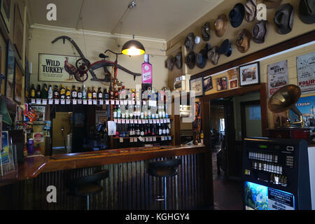 Öffentliche Bar im historischen El Arish Taverne, in der Nähe von Tully, Far North Queensland, Australien. Keine PR Stockfoto