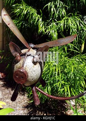 San Clemente, Kalifornien, Vereinigte Staaten - 14. Juni 2017: eine schrullige Modell der ein Schwein fliegen in Stein und Stahl in einem Garten bed Stockfoto