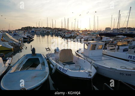 Marina Porec, Kroatien, Europa - Juli 22, 2017: Boote und den Sonnenuntergang Stockfoto