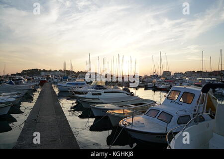 Marina Porec, Kroatien, Europa - Juli 22, 2017: Boote und den Sonnenuntergang Stockfoto