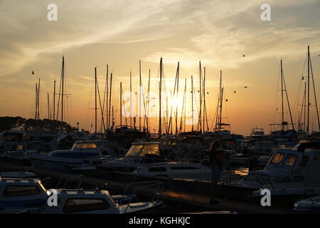 Marina Porec, Kroatien, Europa - Juli 22, 2017: Boote und den Sonnenuntergang Stockfoto