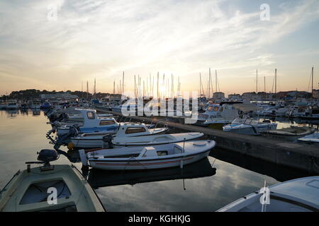 Marina Porec, Kroatien, Europa - Juli 22, 2017: Boote und den Sonnenuntergang Stockfoto