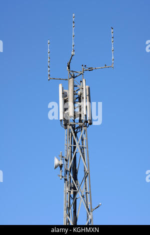 Telekommunikation repeater Turm vor einem klaren blauen Himmel Stockfoto