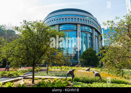 Brüssel, Belgien - 28. August 2017: Garten mit strauße Statuen Ausblenden der Kopf vor der moderne Bürogebäude des Europäischen Parlaments Stockfoto