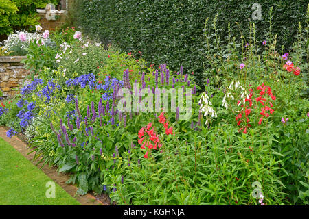 Ein bunter Garten Blume Grenze mit gemischten Bepflanzung einschließlich Agapanthus Beurre Stockfoto