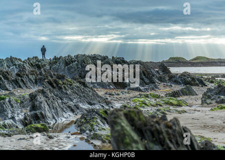 Ein Blick auf den spektakulären Sonnenuntergang beachgoer Anzeige an rhosneigr auf Anglesey Stockfoto