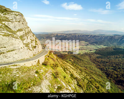 Straße durch delika Canyon mit Fluss Nervion, Álava, Spanien Stockfoto