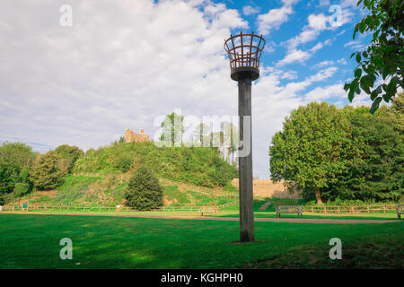 Clare Castle Suffolk, einem 'Millennium Beacon', mit Norman Motte und Bailey im Hintergrund das Schloss, Clare Castle Country Park, Suffolk, England, UK. Stockfoto