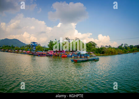 Pokhara, Nepal - September 04, 2017: schöne Landschaft von einigen Gebäuden in der Seeufer mit einige Boote im Phewa Tal-See in Pokhara, Nepal Stockfoto