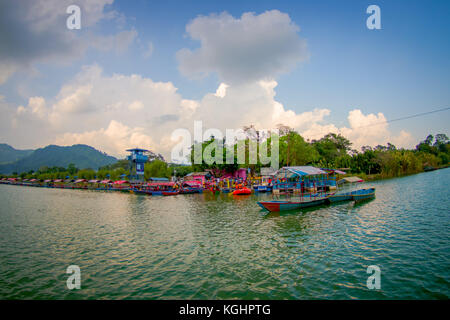 Pokhara, Nepal - September 04, 2017: schöne Landschaft von einigen Gebäuden in der Seeufer mit einige Boote im Phewa Tal-See in Pokhara, Nepal Stockfoto