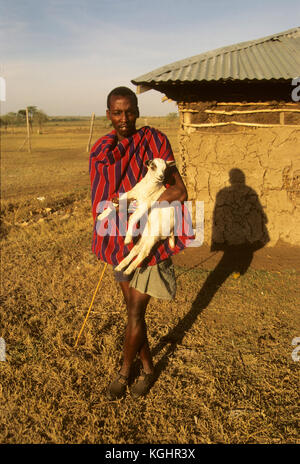 Masai mit einem Baby Ziege in der Nähe Talek Dorf, Masai Mara, Kenia Stockfoto