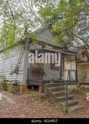 Mit Brettern vernagelt, Abgebrochen, Haus in städtischen Niedergang, Decay, Feuerbrand, und amerikanische Armut in Montgomery, Alabama, USA. Stockfoto