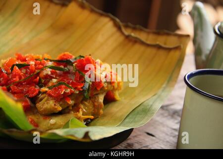 Ayam balado, padang Huhn mit crushed red chili peppers Stockfoto