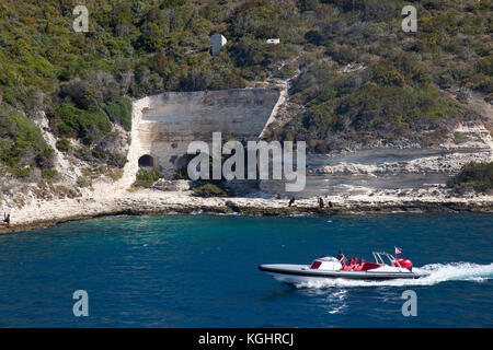 Beschleunigte Produkteinführung in der Bucht von Bonifacio vor dem Hintergrund der Höhlen in den Kalkfelsen Stockfoto