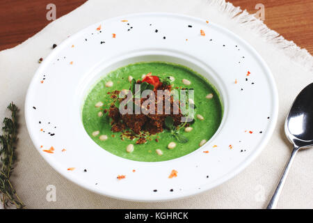 Suppe Creme von Brokkoli mit spröde und Pinienkernen Stockfoto