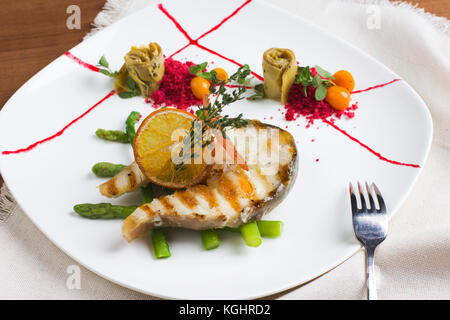 Lachssteak mit Rucola und orange Stockfoto