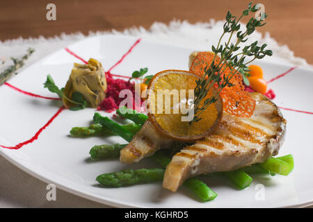 Lachssteak mit Rucola und orange Stockfoto