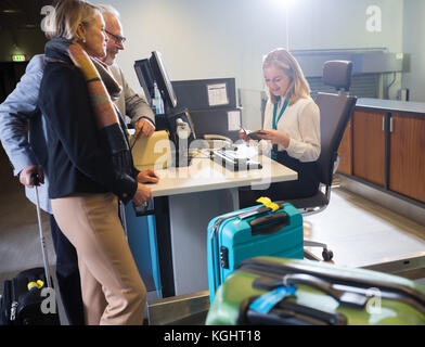 Business Paar an der Angestellten pass auf Flughafen Ch Stockfoto