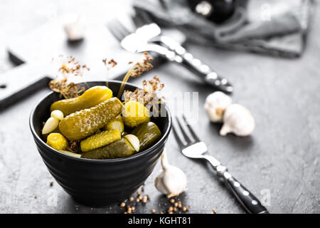 Gewürzgurken, kleinen marinierten Gurken, Cornichons Stockfoto