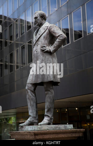 Statue der Eisenbahningenieur, George Stephenson am Bahnhof Euston, London Stockfoto