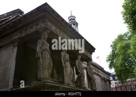 Caryatid Statuen an Neue Kirche St. Pancras, Euston Road, London Stockfoto