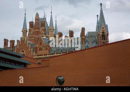 Das Dach des internationalen Bahnhof St. Pancras und Renaissance Hotel von der British Library, London, Vereinigtes Königreich Stockfoto