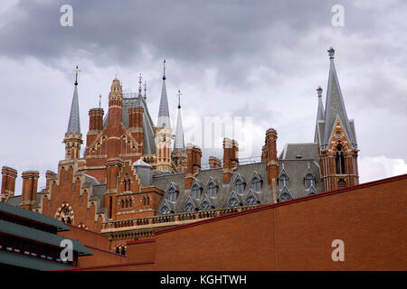 Das Dach des internationalen Bahnhof St. Pancras und Renaissance Hotel von der British Library, London, Vereinigtes Königreich Stockfoto