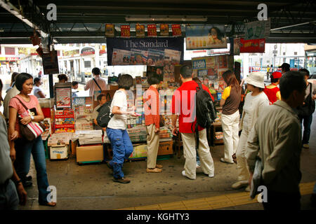 Leute an einem Kiosk, Hongkong, China Stockfoto