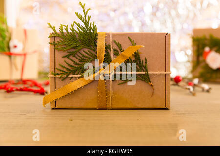 Weihnachten Komposition. Weihnachtsgeschenk, Sternen, Tannenbaum Äste. Stockfoto