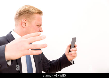 Geschäftsmann, schreien, während im Gespräch per Telefon Stockfoto