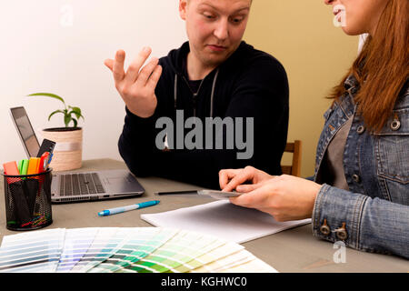Kreative Raumgestaltung Team beim Brainstorming Arbeiten am Laptop im Büro Stockfoto