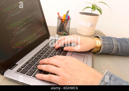 Programmierung arbeiten. Programmierer Eingabe neuer Zeilen HTML-Code. Laptop und Hand Nahaufnahme. Arbeitszeit. Web Design Business Konzept. Stockfoto