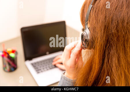 Service Desk Berater sprechen über Freisprecheinrichtung Helpdesk, IT-Konzept Unterstützung Stockfoto