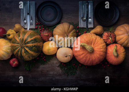 Herbstliches Gemüse auf Tisch Stockfoto