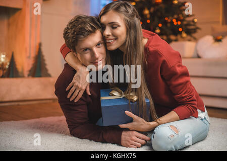 Glücklich, Frau, umarmen, Freund auf Weihnachten Stockfoto