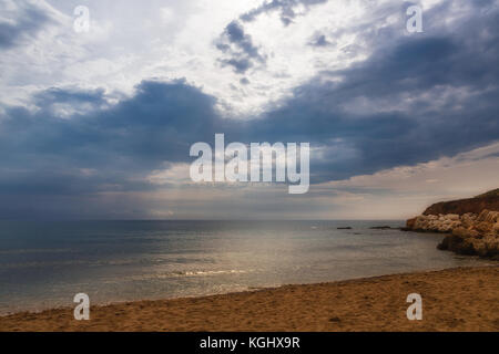 Regen Wolken am ionischen Meer an der südöstlichen Küste von Sizilien, Avola, Italien Stockfoto