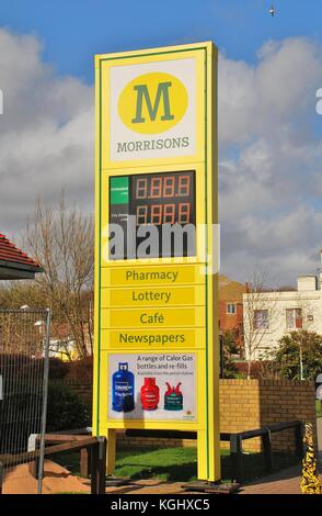 Werbung board außerhalb einer morrisons Tankstelle und Supermarkt am Hastings in East Sussex, England am 9. März 2009. Stockfoto