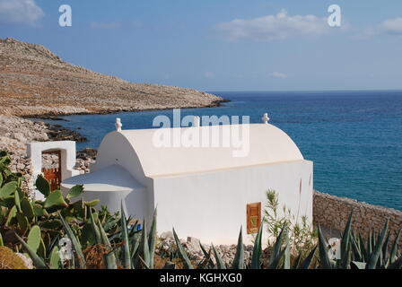 Eine kleine Kapelle am Meer in der Nähe von emborio pondamos Strand auf der griechischen Insel Chalki. Stockfoto