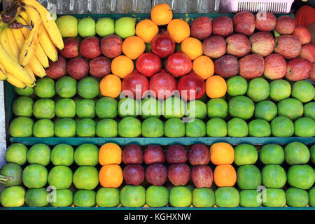 Frische Früchte auf dem Markt. Bunte verschiedene Früchte auf dem Markt angezeigt. Stockfoto