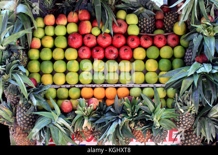 Frische Früchte auf dem Markt. Bunte verschiedene Früchte auf dem Markt angezeigt. Stockfoto