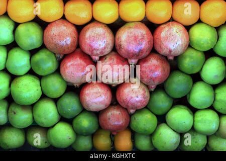Frische Früchte auf dem Markt. Bunte verschiedene Früchte auf dem Markt angezeigt. Stockfoto